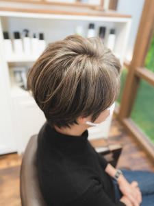 ☆ショートカットに白髪率７０％の白髪ぼかしハイライトカラー☆ - STELLA PREMIUM HAIR掲載