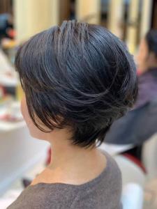 ショート/グラデーション/前下がり/小顔/ひし型/黒髪/40 - QUALIS 上福岡店掲載