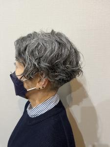 大人カッコイイ20代30代40代前下がり刈上げショートパーマ - en by smile掲載