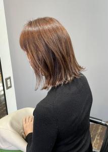 白髪ぼかしベージュカラー切りっぱなしミディアムボブ - hair＆make egerie掲載