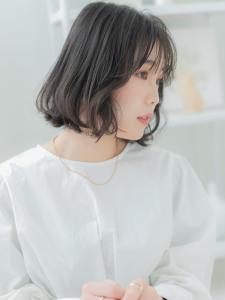 くせ毛風エアリーミディ黒髪大人ハイライト　アッシュブラック - mod's hair【モッズヘア】越谷/越谷西口店掲載