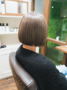ブリーチオンカラーで夜の室内でも透明感を感じるグレージュ - STELLA PREMIUM HAIR掲載