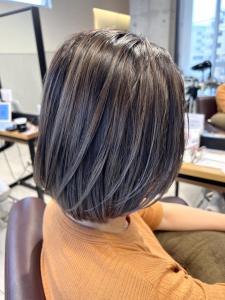 【豊塚】脱白髪染めも出来るグレー系のバレイヤージュカラー - sweep 平尾掲載