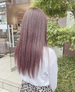 ロングヘアーに上品ハイライト入りピンクベージュカラー - EMU international 春日部本店掲載