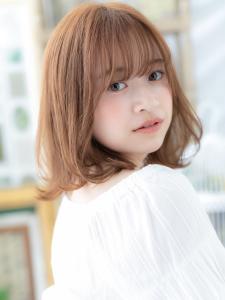 大人かわいい小顔くせ毛風ミディアムウルフ　ニュアンスカラー