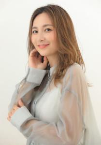 サラサラロングストレート30代40代2022年春夏流行る髪型 - CHAINON掲載