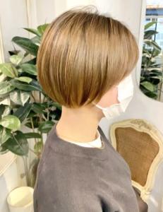 2022年春夏トレンドハイトーンショート丸顔面長に似合う髪型 - CHAINON掲載