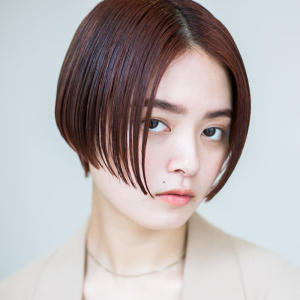 まっすぐなカットラインが印象的なハンサムショート - MERCI掲載