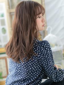 アッシュオリーブ抜け感外国人風ウェーブ巻き　グレージュカラー - COVER HAIR bliss 戸田公園西口店掲載