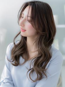 センターパートグレーベージュ小顔くびれヘア　ウェーブ巻き - mod's hair 上尾【モッズヘア】上尾西口店掲載