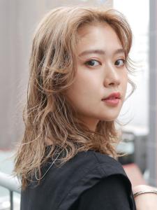 三軒茶屋_レディース_セミロング_ブロンド_ハイトーン_小顔 - HAIR & MAKE EARTH 三軒茶屋店掲載
