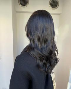 暗髪でも透明感のあるブルーブラック - hair design Rinto掲載