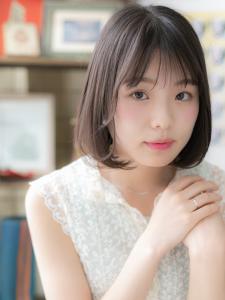 アッシュグレイツヤ髪耳かけ小顔前下がりボブ　グレージュカラー - COVER HAIR bliss志木南口駅前店掲載