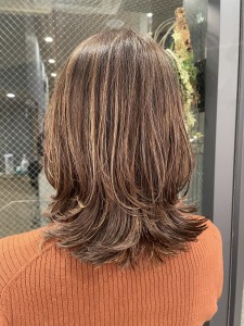 レイヤーミディ【白髪ぼかしハイライト】 - R hair natural & organic salon掲載