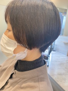 《お悩み》襟足や前髪のクセを馴染ませ！前下がりショートに♪ - u'i by first掲載