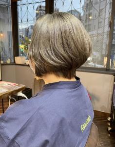 ハイライト・グレージュカラー・前下がりショートボブ - egerie掲載