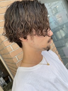 大人男子の波巻きパーマスタイル - QOL mens salon 立川掲載