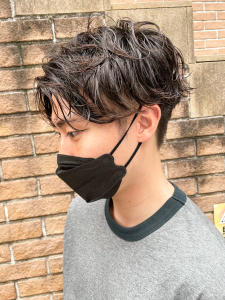 大人男子に似合うセンターパートのニュアンスパーマ - QOL mens salon 立川掲載