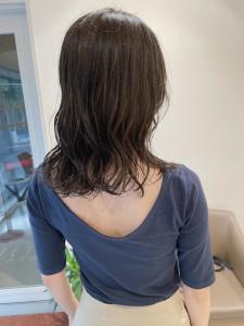 セミロングのコテ巻き風パーマとオリーブベージュ - marju銀座掲載
