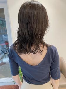 セミロングのコテ巻きパーマとオリーブベージュ - marju銀座掲載
