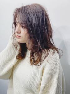 インナーカラーがアクセントのクセ毛風ナチュラルウェーブ - LAIFAI掲載