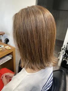 白髪ぼかしハイライト_ベージュ_切りっぱなしボブ - shell 吉祥寺掲載
