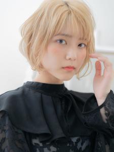 ハイトーンカラー前下がり小顔マッシュボブ　ふわふわショート - mod's hair【モッズヘア】上尾/上尾西口店掲載