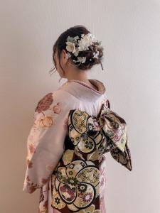 着物に合う低めお団子ヘアアレンジ - EMU international 春日部本店掲載