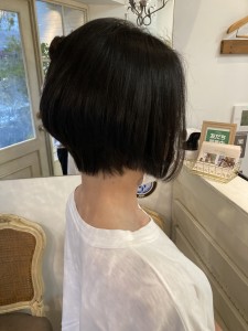 前下がりハンサムストレートボブ暗髪40代梅ヶ丘美容室 - CHAINON掲載