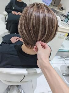 脱白髪染め筋感ハイライト×ショート - AVENIR 我孫子店掲載