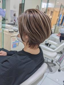 脱白髪染め筋感ハイライト×ショート - AVENIR 我孫子店掲載