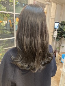 柔らかオリーブグリーンアッシュ艶感ロングヘア梅ヶ丘美容室 - CHAINON掲載