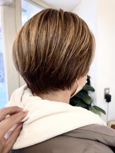 白髪ぼかしハイライト丸みショートボブ40代50代梅ヶ丘美容室 - CHAINON掲載