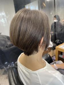 白髪ぼかしハイライトベージュ_大人かわいいショート - shell 吉祥寺掲載