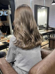 ホワイトグレージュ コンマヘア くすみブルー ダークアッシュ - ARCANA 明治神宮前 表参道 原宿掲載