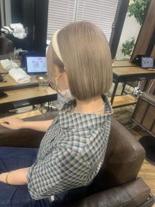 ホワイトグレージュ コンマヘア くすみブルー ダークアッシュ - ARCANA 明治神宮前 表参道 原宿掲載