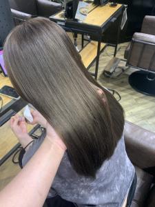 ホワイトグレージュ コンマヘア くすみブルー ダークアッシュ - ARCANA 明治神宮前 表参道 原宿掲載