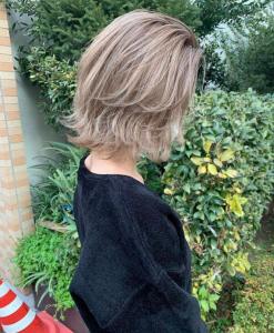 ホワイトグレージュ コンマヘア くすみブルー ダークアッシュ - ARCANA 明治神宮前 表参道 原宿掲載