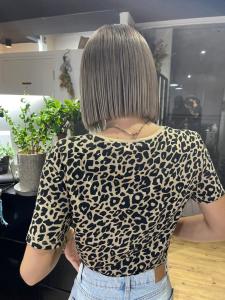 ホワイトグレージュ コンマヘア くすみブルー ダークアッシュ - ARCANA 明治神宮前 表参道 原宿掲載