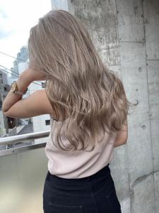 ホワイトグレージュ コンマヘア くすみブルー ダークアッシュ - ARCANA 明治神宮前 表参道 原宿掲載