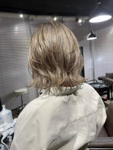 ホワイトグレージュ コンマヘアくすみブルー ダークアッシュ	 - ARCANA 明治神宮前 表参道 原宿掲載