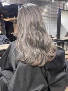 ホワイトグレージュ コンマヘアくすみブルー ダークアッシュ	 - ARCANA 明治神宮前 表参道 原宿掲載