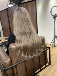 ホワイトグレージュ コンマヘアくすみブルー ダークアッシュ	 - ARCANA 明治神宮前 表参道 原宿掲載