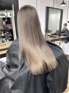 ホワイトグレージュ コンマヘアくすみブルー ダークアッシュ	 - ARCANA 明治神宮前 表参道 原宿掲載