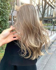 ホワイトグレージュ コンマヘアくすみブルー ダークアッシュ	 - ARCANA 明治神宮前 表参道 原宿掲載