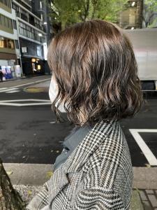 オリーブベージュと巻き髪風ボブニュアンスパーマ - marju銀座掲載