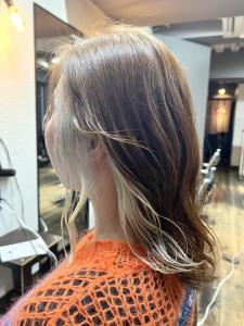 白髪ぼかし×インナーカラー×ホワイトグレージュ - egerie掲載