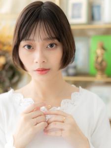 切りっぱなし黒髪クラシカル小顔ぶつ切りボブプラチナグレージュ - COVER HAIR bliss 川口東口駅前店【カバー ヘア ブリス】掲載