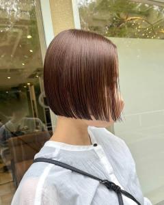 ぷつっとフラットなミニボブ  カラーは秋らしいミルクブラウン - soin de brace 高の原店掲載