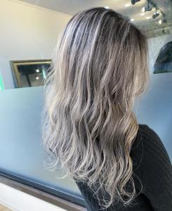 ホワイトグレージュ　バレイヤージュ - K&K hair design つつじが丘店掲載